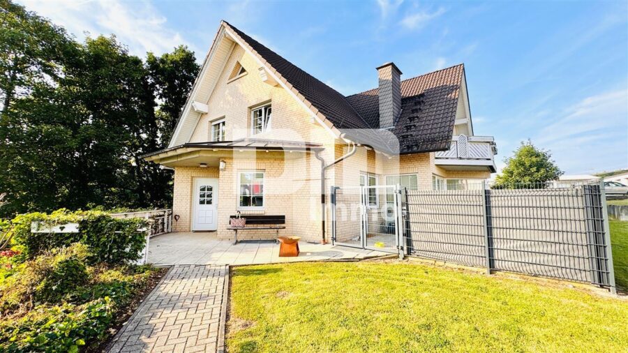 Hochklassiges Einfamilienhaus mit Einliegerwohnung in Bestlage auf großem Traumgrundstück - Opulenter Vorgartenbereich / Zuweg Wohnhaus